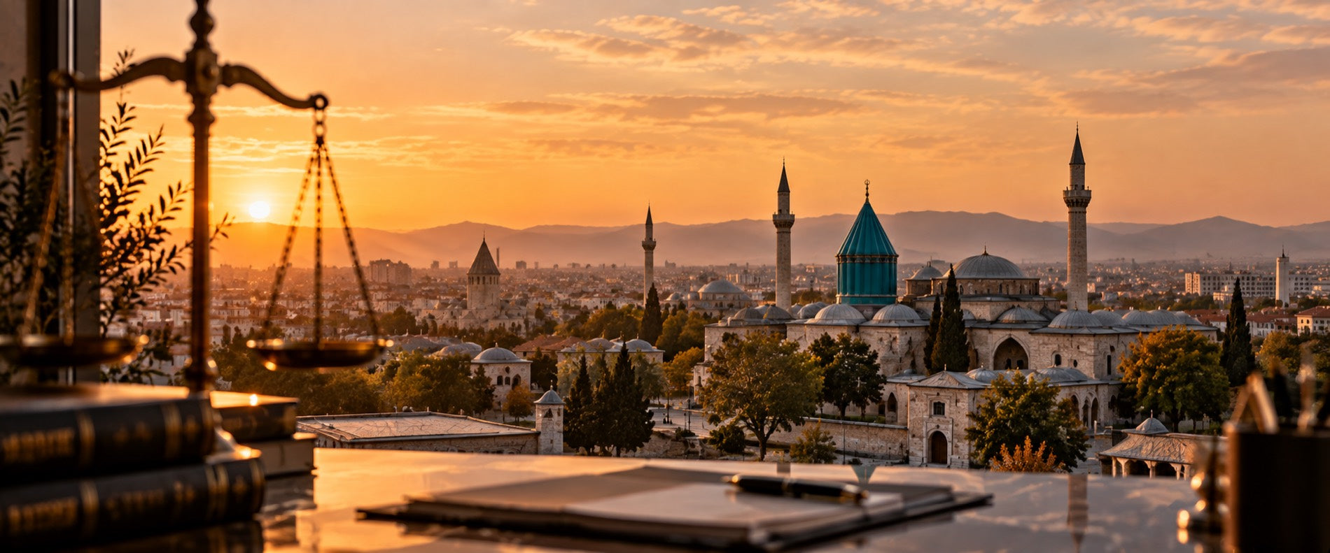 Gün batımında Konya ve Mevlana Müzesi silueti